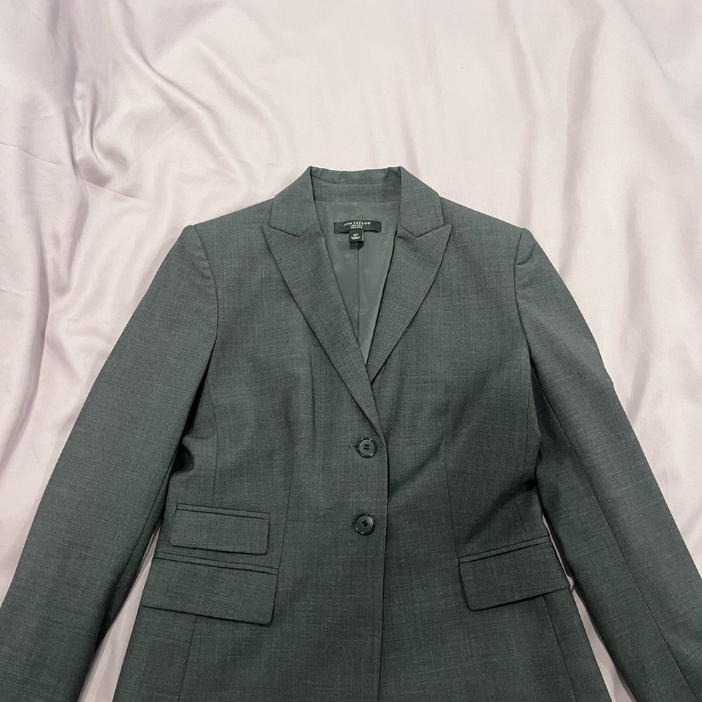 Ann Taylor Gray Blazer with Notched Lapels and Structured Fit